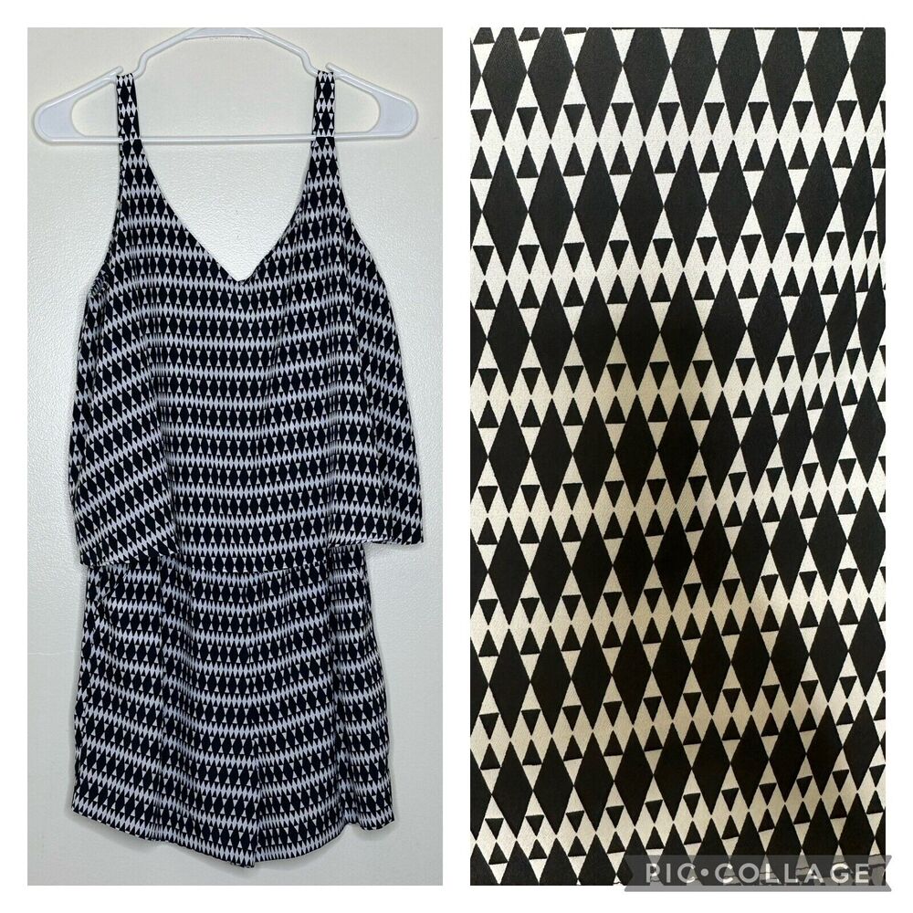 Bisou Bisou Black & White geometric Print Shorts Romper, Size Medium Lightweight